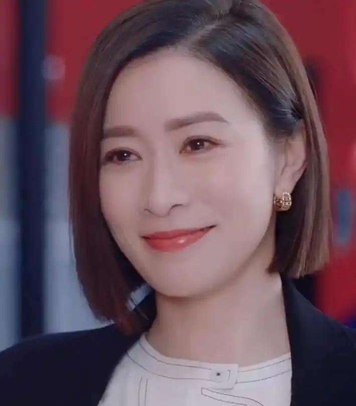 51岁的佘诗曼不结婚不生子，坦言已立遗嘱：2亿财产全给妈妈和兄弟，自己还坐拥香港