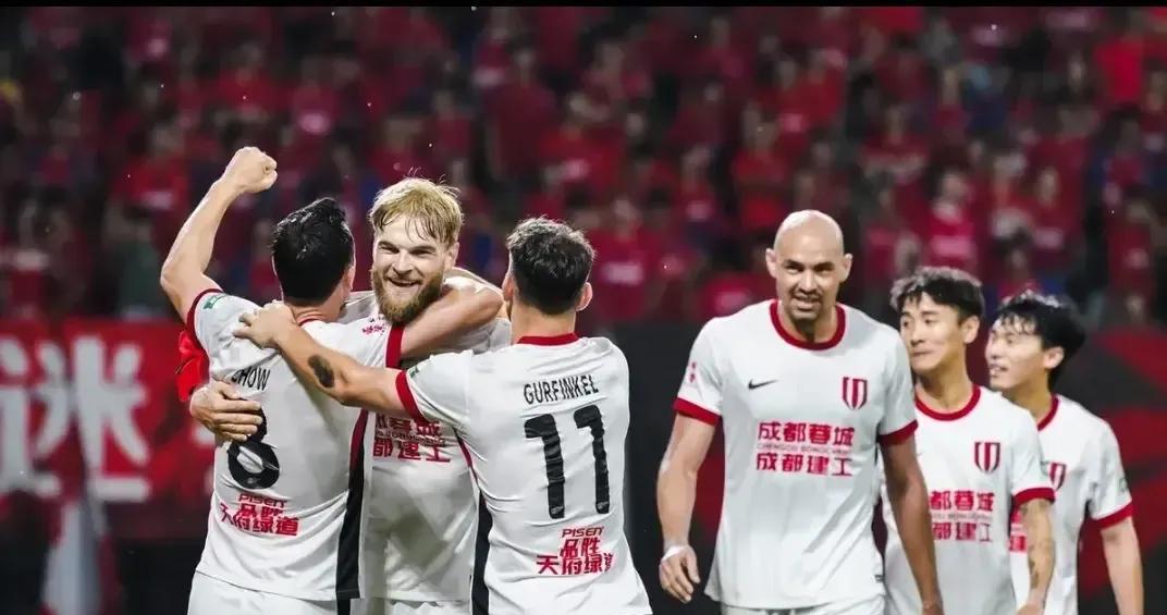 蓉城2-1绝杀西海岸！马宁掏牌掏到手软。这场中超焦点战火药味十足，主裁判马宁全