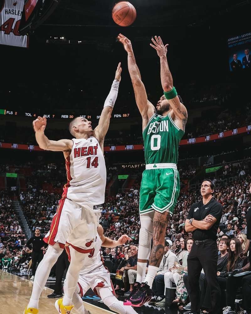 据统计，塔图姆本赛季用12场比赛砍下至少250分100板50助攻，是2001年至