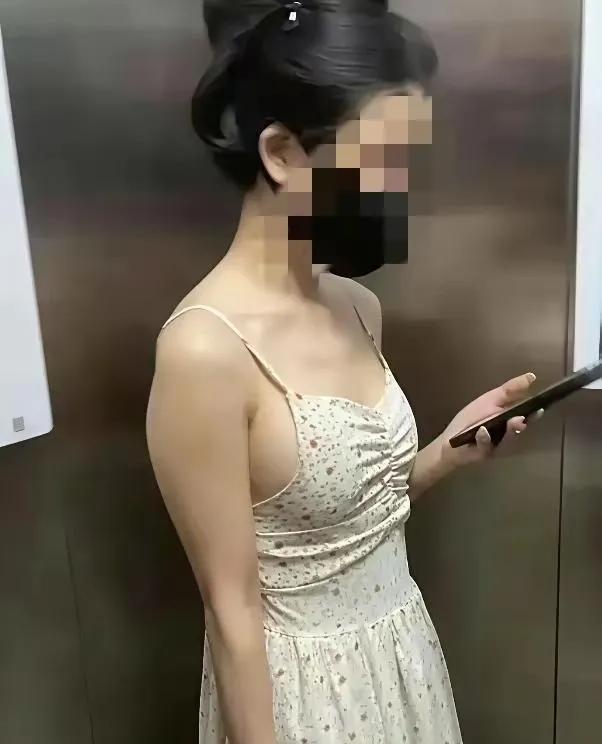 在电梯里遇到一个带着口罩，身材娇好的美女，很想和她认识，可是不知道该怎么搭讪。