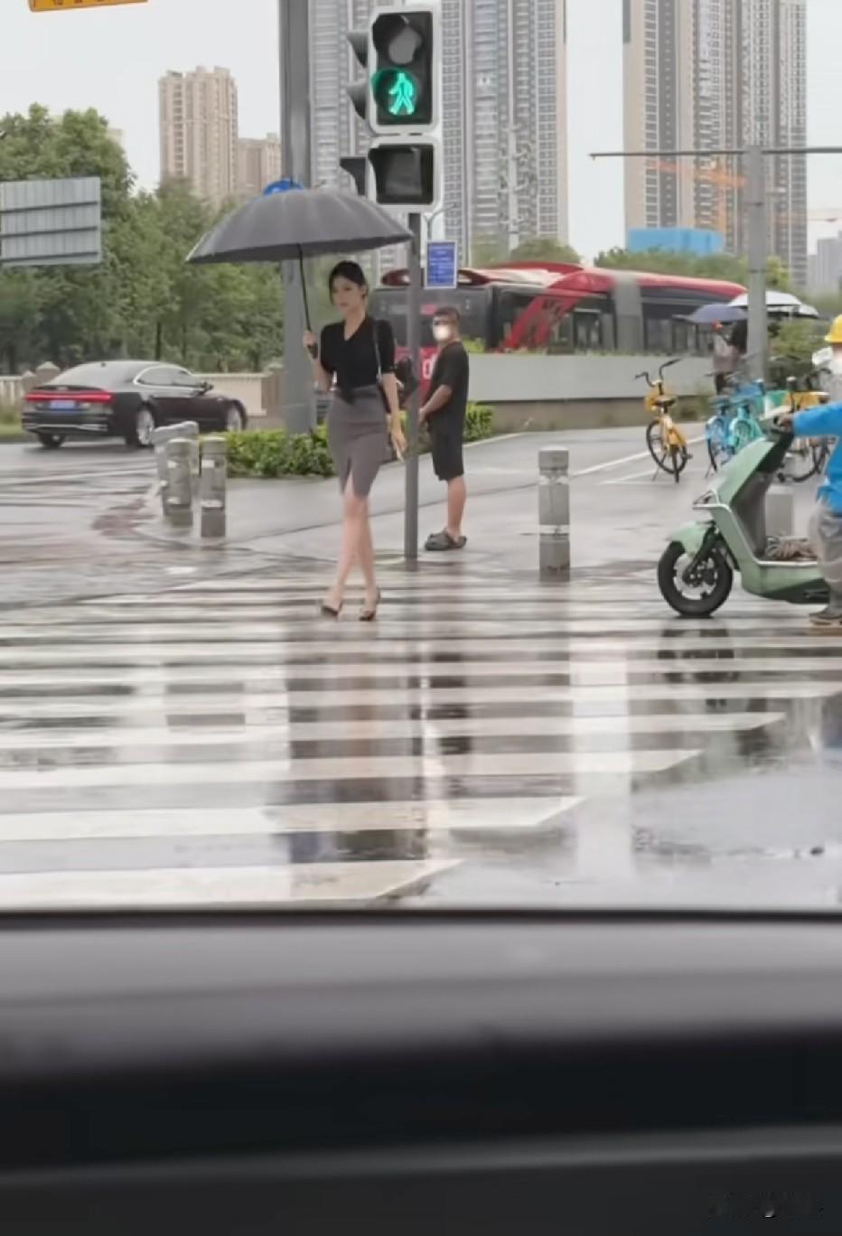 只看了一眼，挨了一巴掌