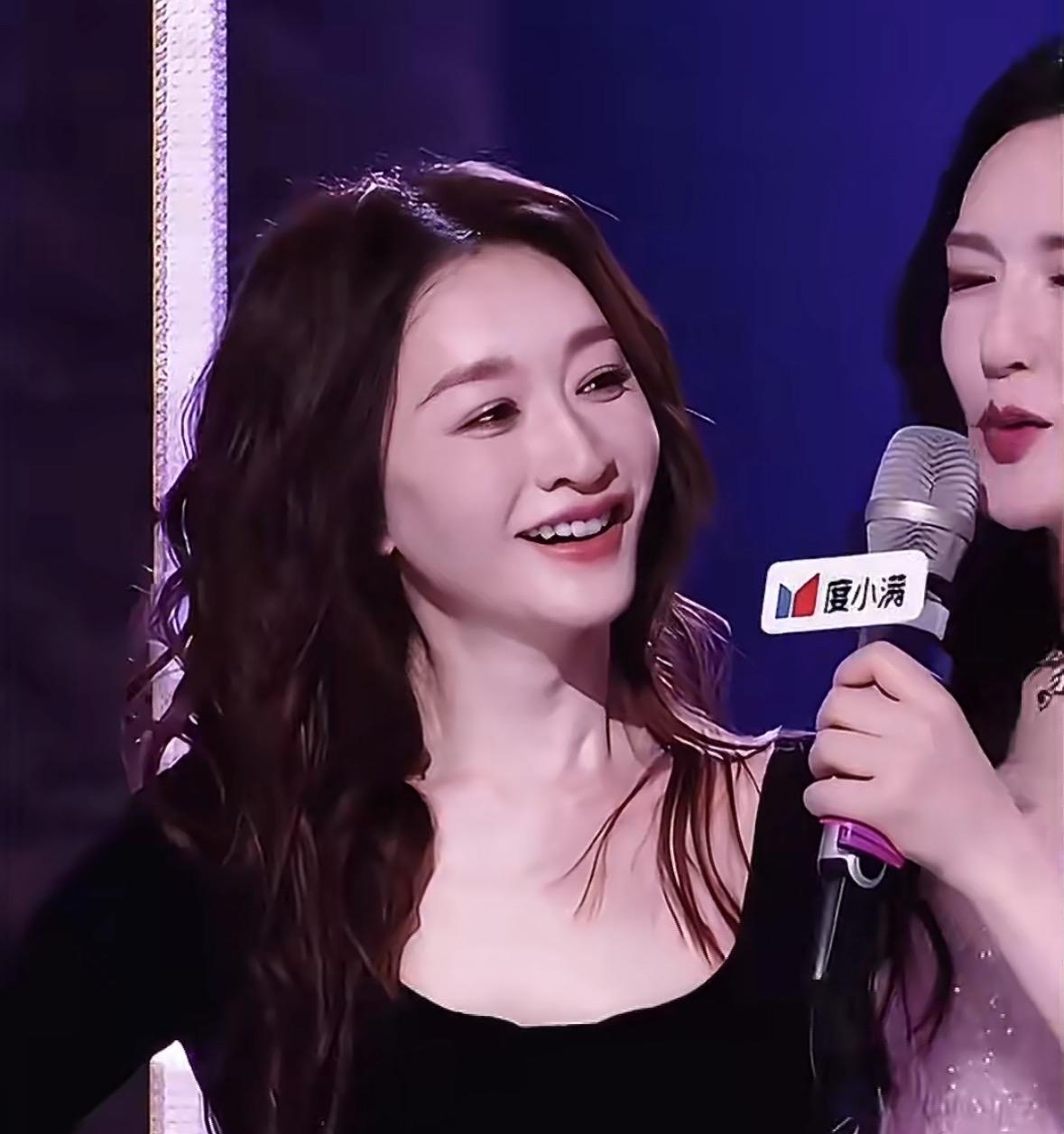 李小冉的状态，完美诠释了“基因彩票”的含金量。年近五十，她依旧冷白皮、紧致脸，熬