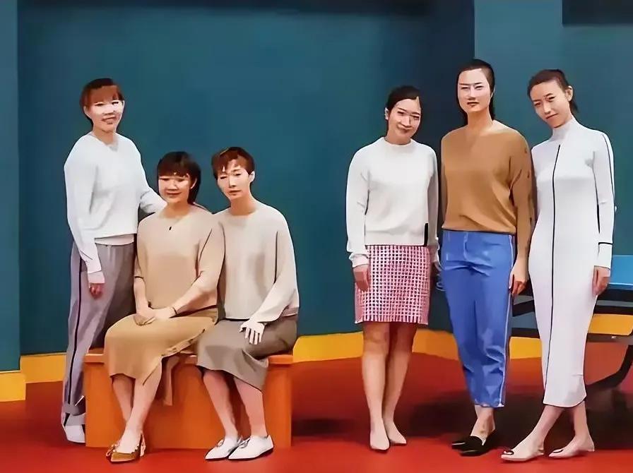 哈哈，姐姐们站一边，把座位让给妹妹们，坐不下，只能委屈其中的一个啰，还以为是孙颖