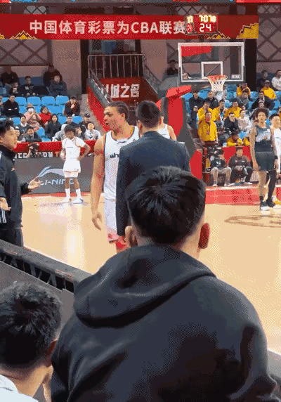 将帅不和，上海队大好局面要崩吗？上海队外援洛夫顿不满卢伟换人，直接飚口头禅，卢