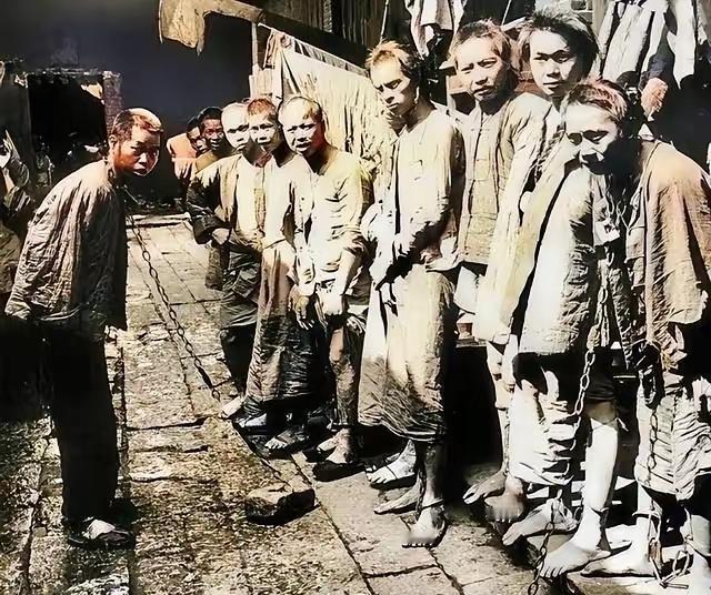 1900年，这是一群即将被清政府处决的义和团成员，从照片上我们可以看出，他们的辫