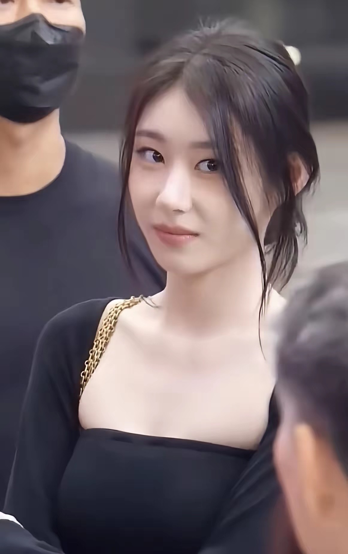 黑衣美人，风姿绰约。