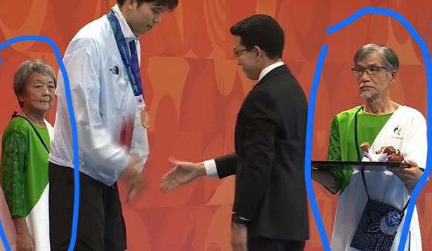 00后冠军站上领奖台，托奖牌的居然是老爷爷老奶奶！日本这一幕看愣全网9月20日