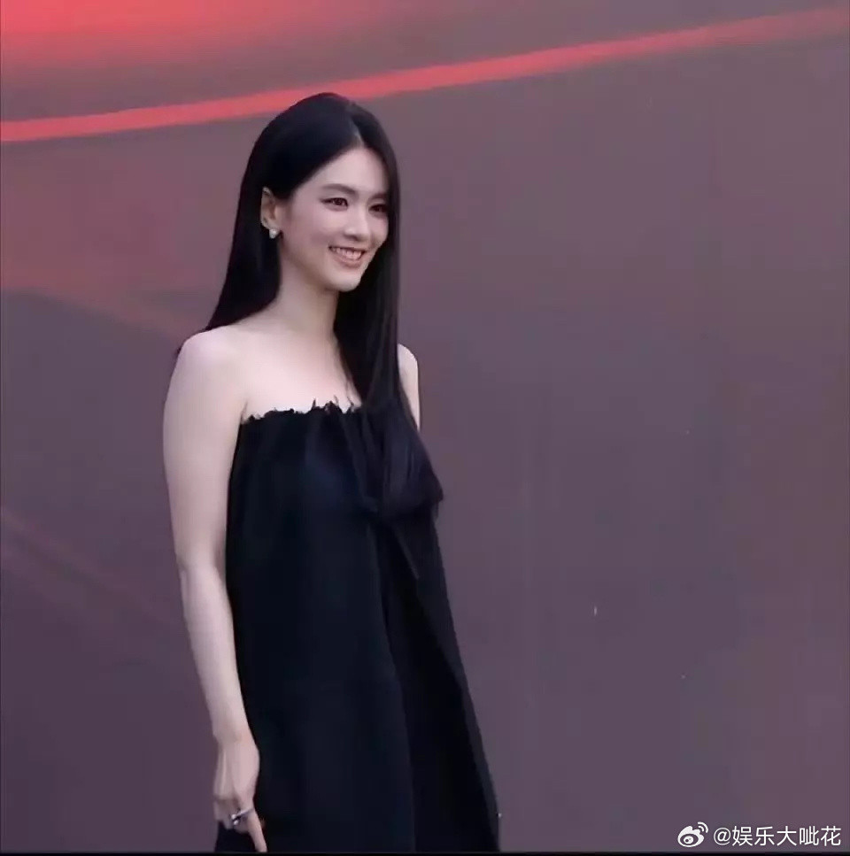 陈昊宇今晚芭莎状态也太好惹好适合走英气风格啊😖黑长直简直是统治