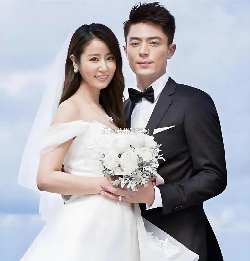 曾经霍建华跟陈乔恩好上了，最后却娶了比自己大3岁的林心如。有回鲁豫问他：“咋就选