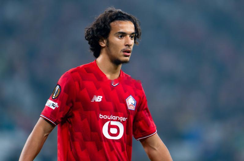 据法国媒体《Footmercato》报道，曼联、皇马、国米以及巴黎圣日耳曼均在关