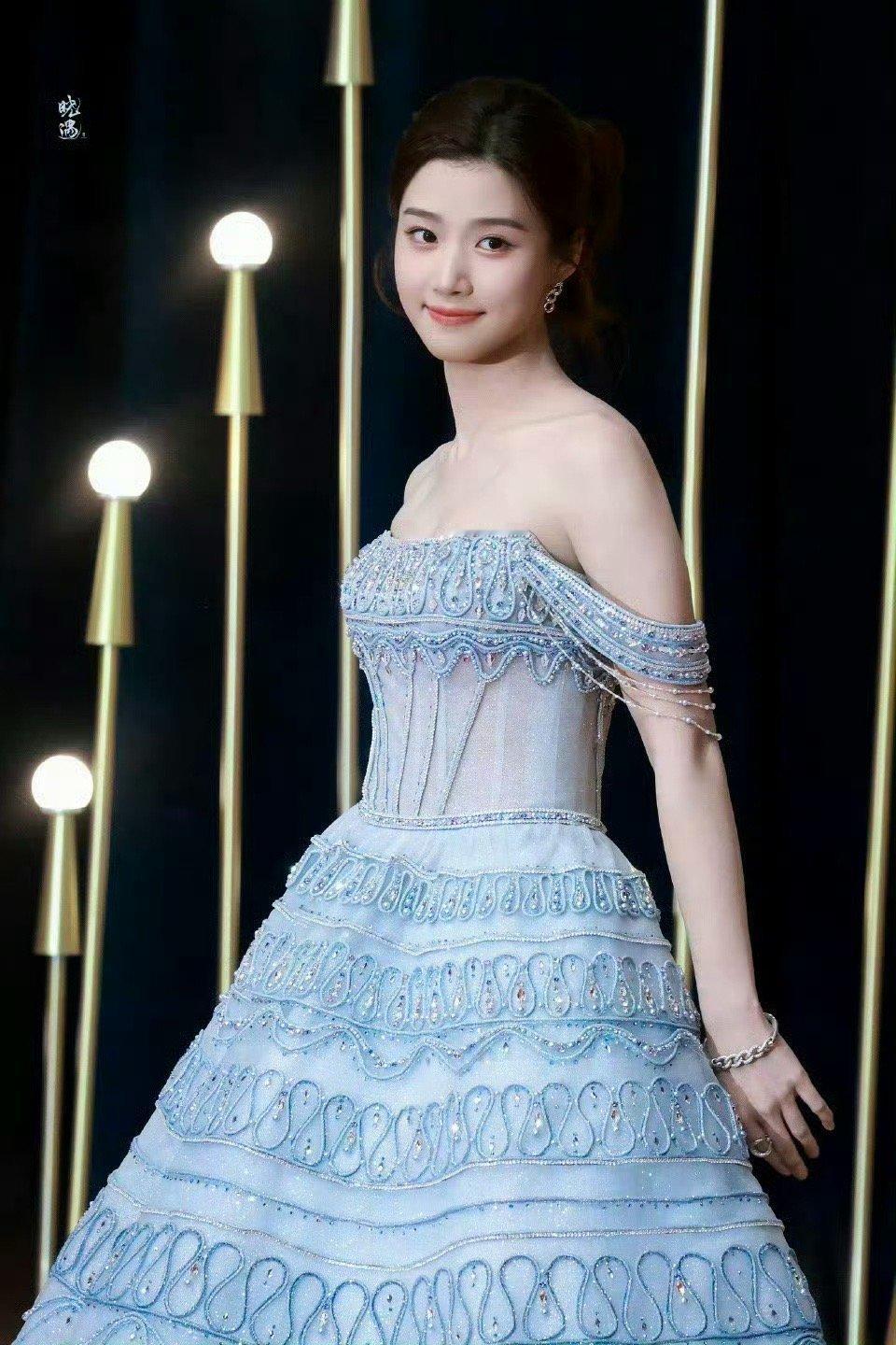 卢昱晓浅蓝色抹胸裙杀谁被美到失语！✨浅蓝色抹胸裙搭配闪钻，缀满裙摆自带柔光滤