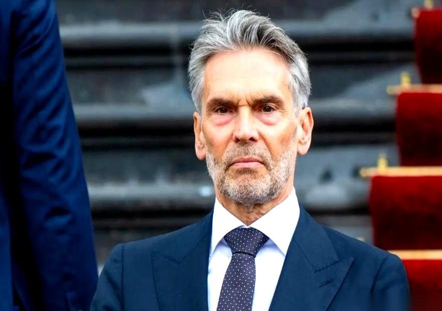 反制说到做到！荷兰刚要卡ASML对华光刻机维修，中国立马收紧镓、锗、锑出口，荷兰