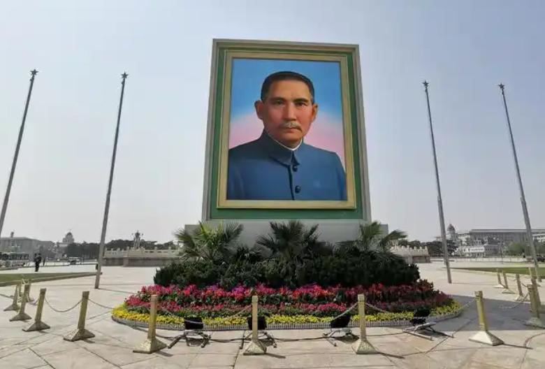 又有人问：国庆期间天安门为啥要摆孙中山画像？觉得不合适、容易闹误会！要我说，是这
