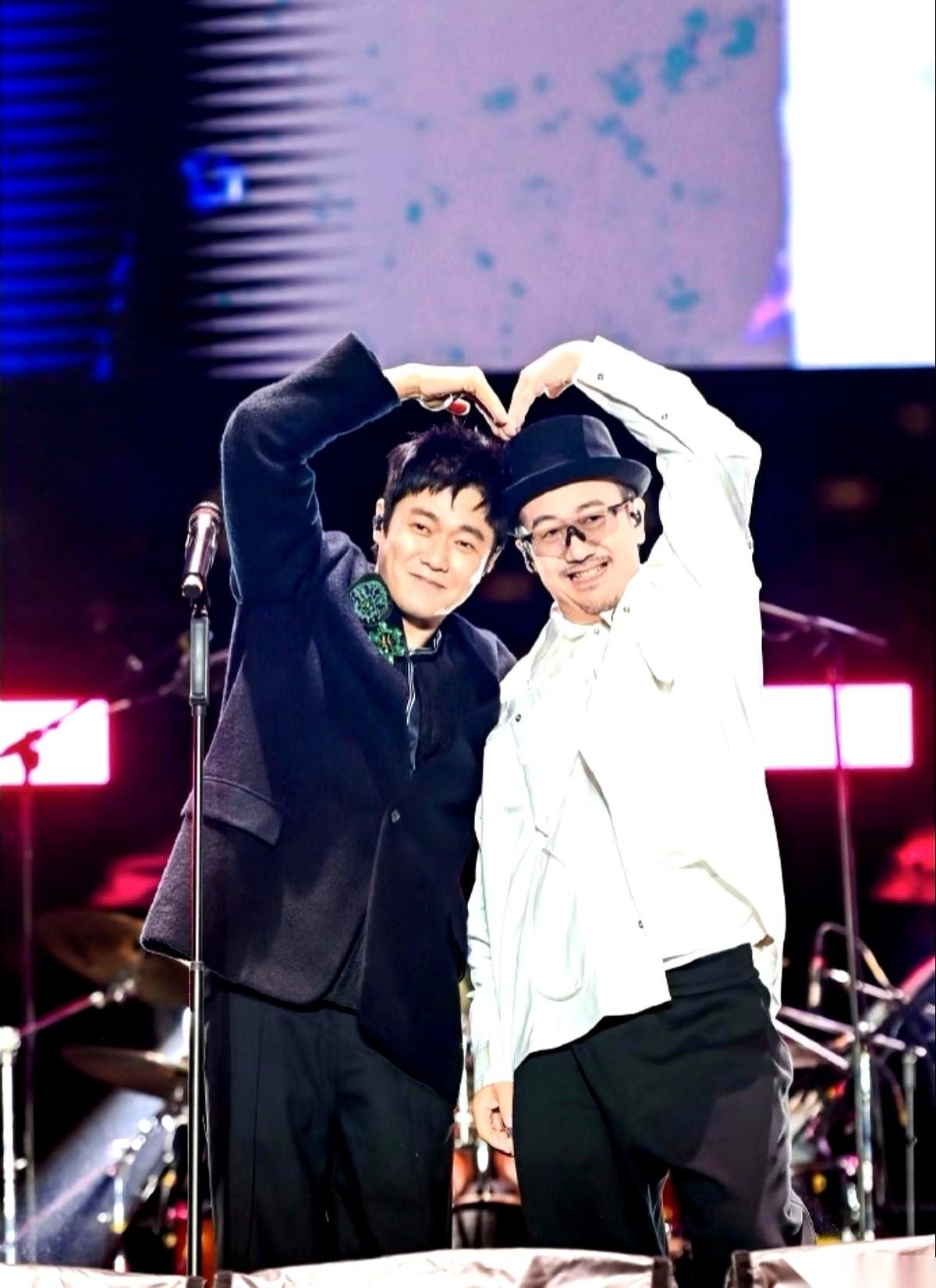 我真的要被东方卫视的跨年晚会笑死。脚趾抠累了，真的。年度最尴尬现场，我单方面