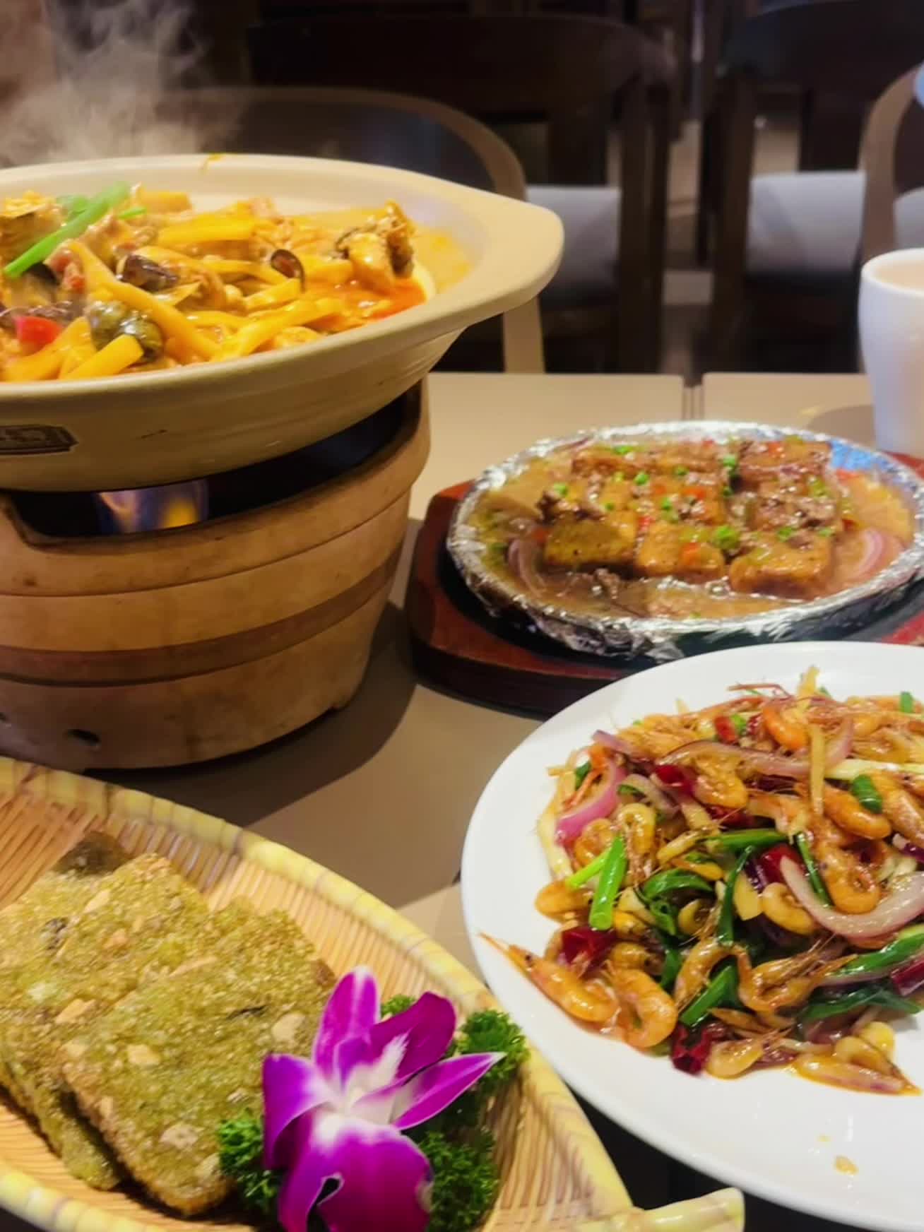 阳朔第一顿！这口桂北味太绝了❗ 阳朔第一天，酒店刚好在楼上，晚上懒得到...