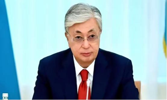 哈萨克斯坦的石油，有个毛病。家门口就是全世界最大的买家——中国，但它偏要把八成的