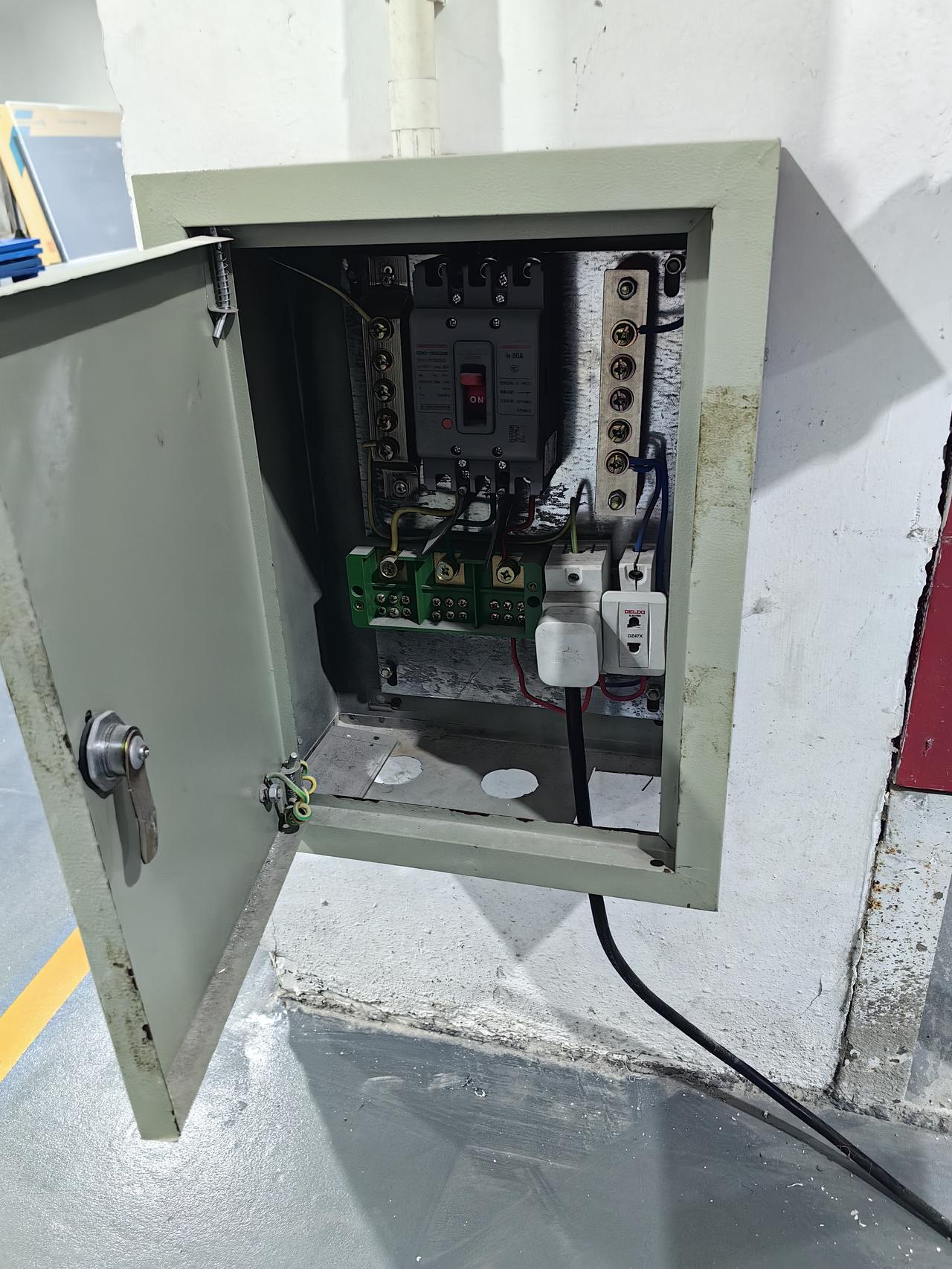 这个柜子有几个问题，第1个，按照相关的标准，配电箱里是不能有插座的。第2个像切