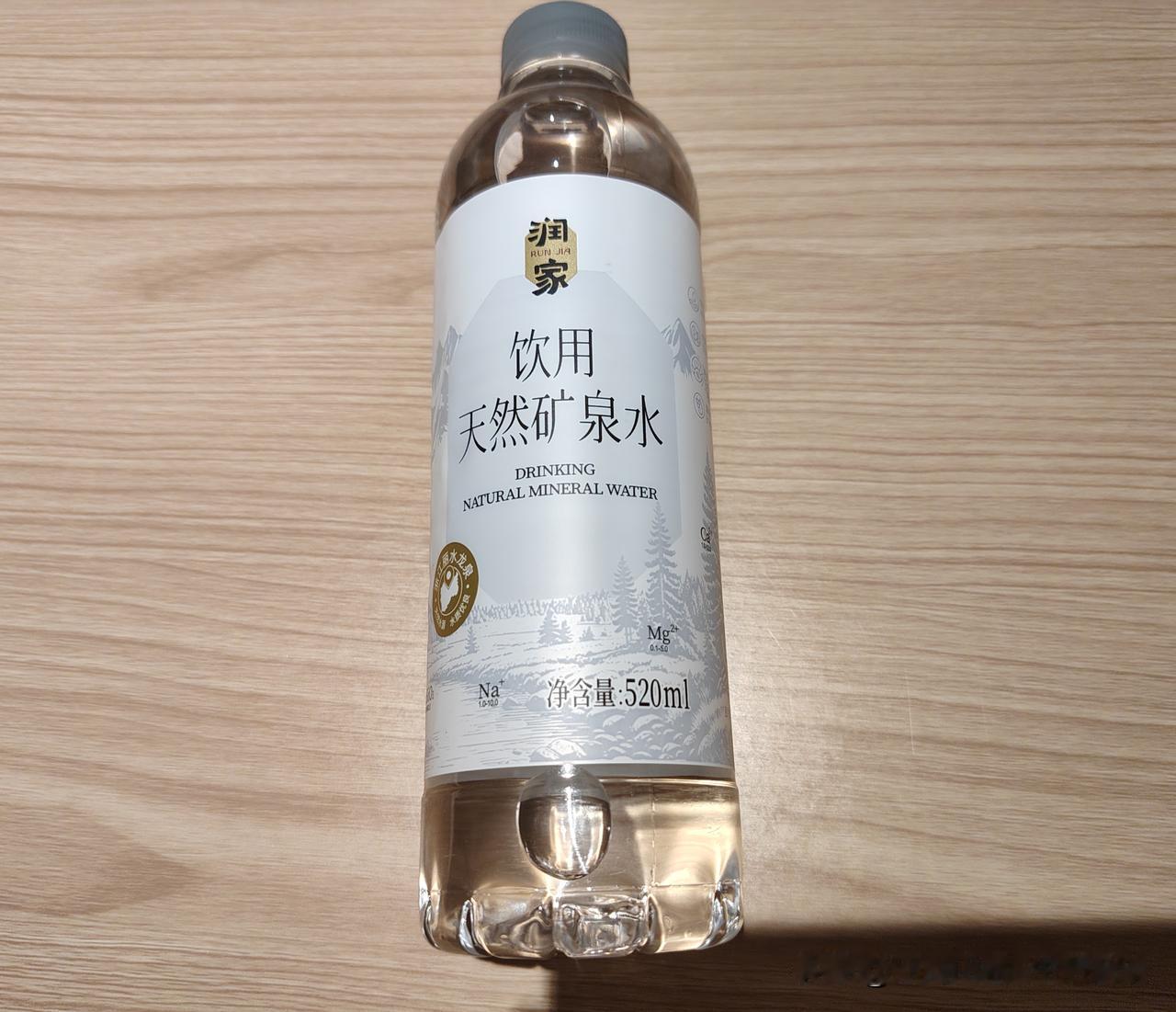 这款润家饮用天然矿泉水，居然是华润万家的自有品牌。它和怡宝纯净水、怡宝本优，同属