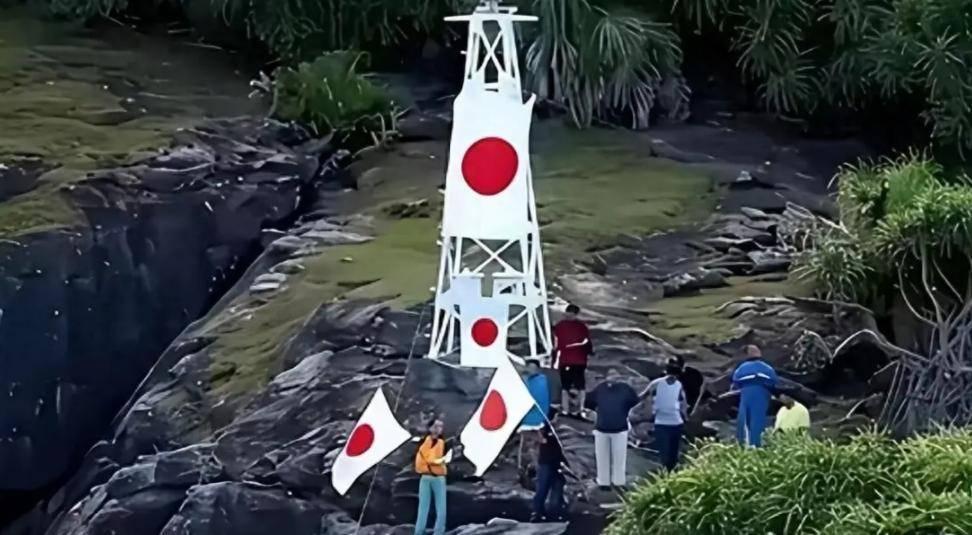 中日闹得再凶，钓鱼岛上那座灯塔谁都不敢碰！它不是普通航标，是东海局势的战争引线！