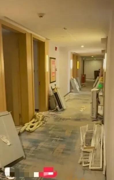 万万没想到！一女子在广州订了酒店，看完演出回来发现酒店正在被拆，行李还在里面。酒