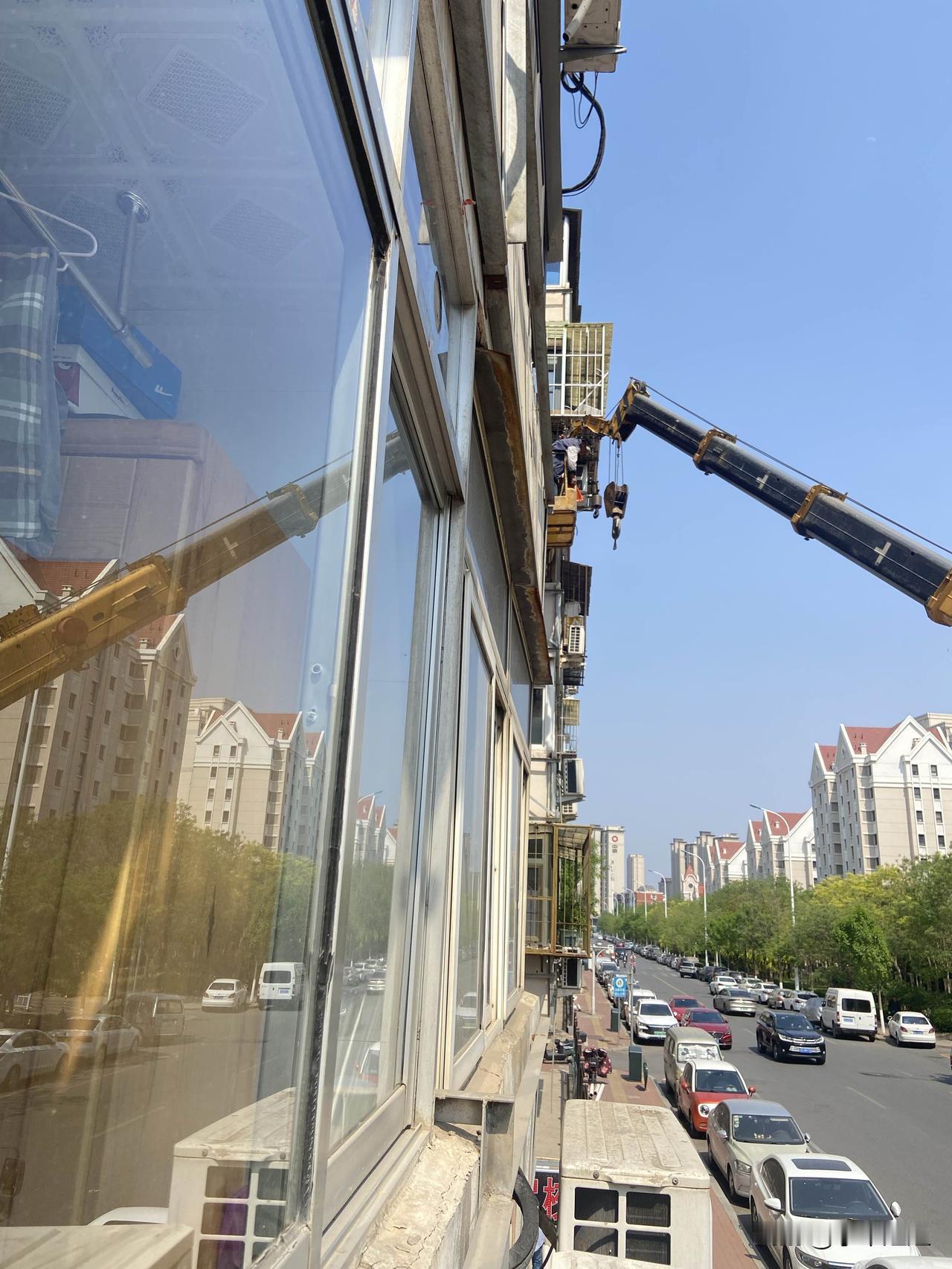 今天突然来了工程车，给我们小区换雨水管来了！看着这个崭新的长臂升降车，在老破小楼
