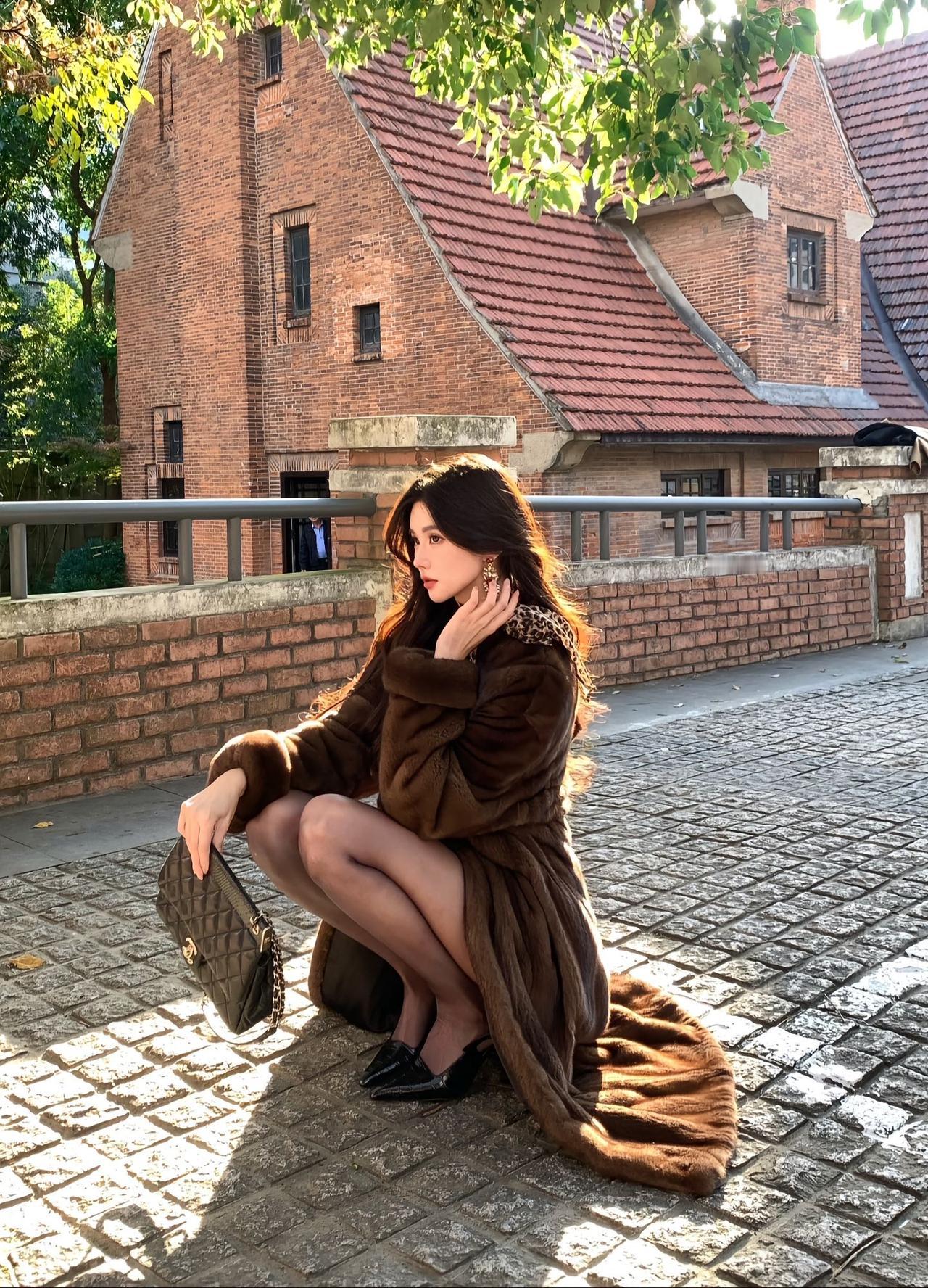 秋日街头的“贵气御姐”：一件皮草大衣，穿出不费力的高级感秋日午后的红砖老建筑