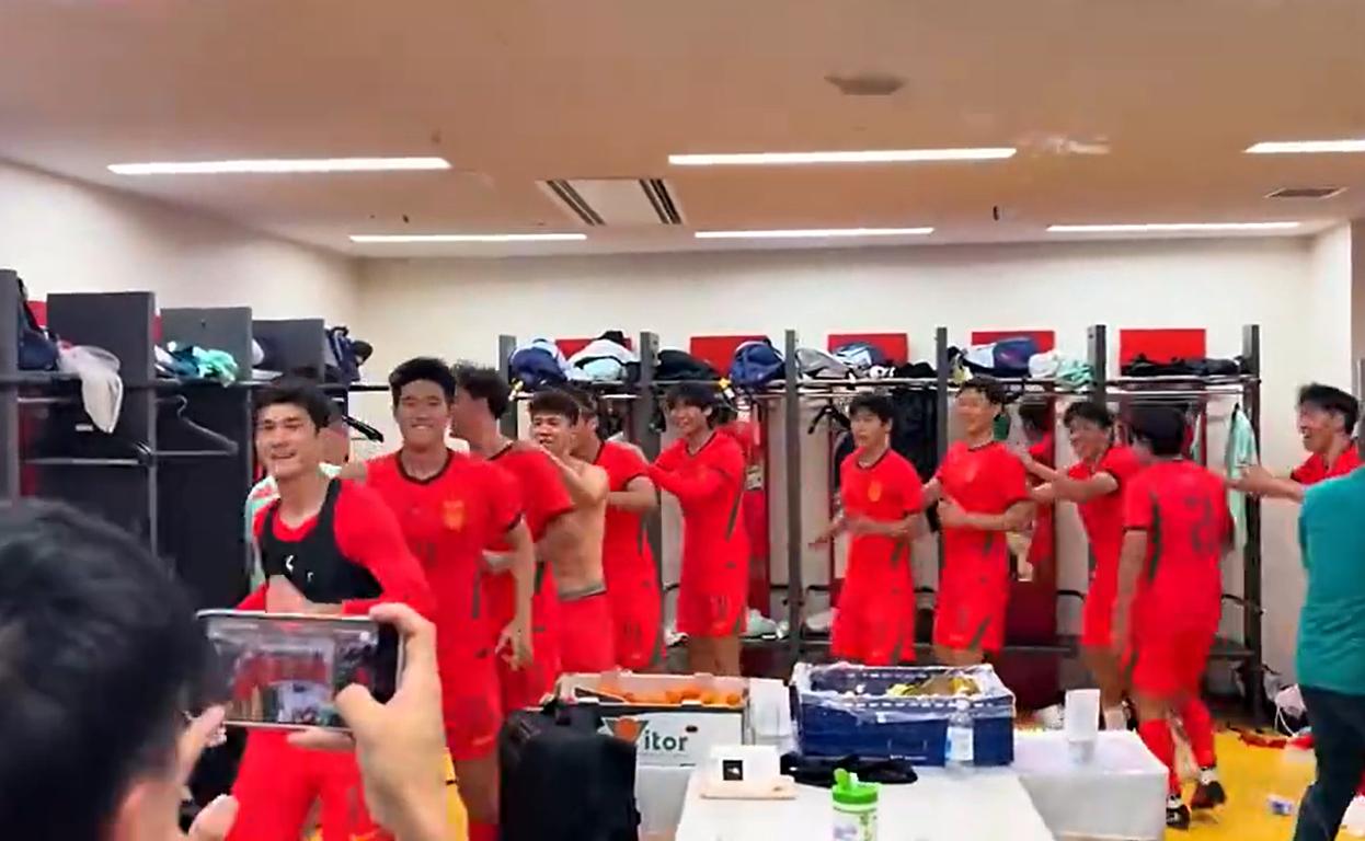 国足夺亚运铜牌，全队在更衣室跳舞，主教练跳得最热烈！亚运会男足季军争夺战落下帷