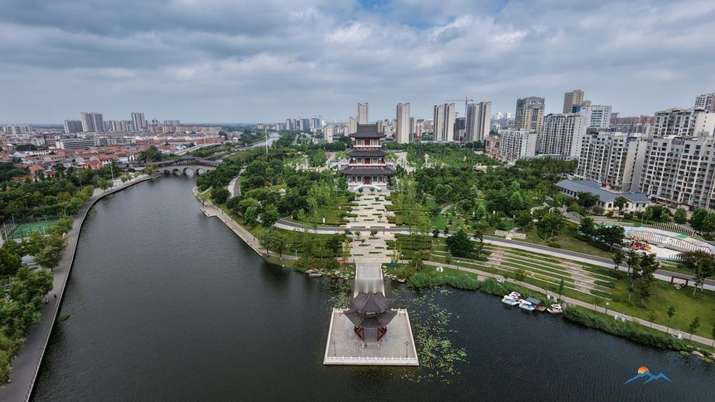 鲁南鱼台浸润着千年孝贤文脉，河湖铺展柔婉碧波，乡野桃园漫溢清甜果香，循着自驾线路