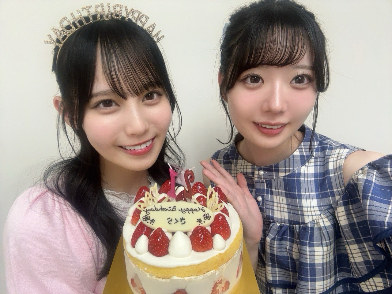 坂井新奈「はじめて上から撮ってみました。傘視点ということにします。雨コーデです☔