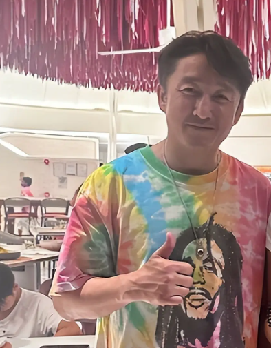 邹市明夫妇去年还在哭穷声称破产亏损上亿如今，不到半年时间，一家人就被拍到在马