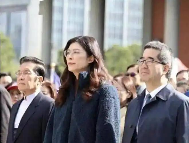 岛内绿营还在疯狂叫嚣，郑丽文却已经坐上了大陆的高规格餐桌。这顿饭吃完，两岸的底盘