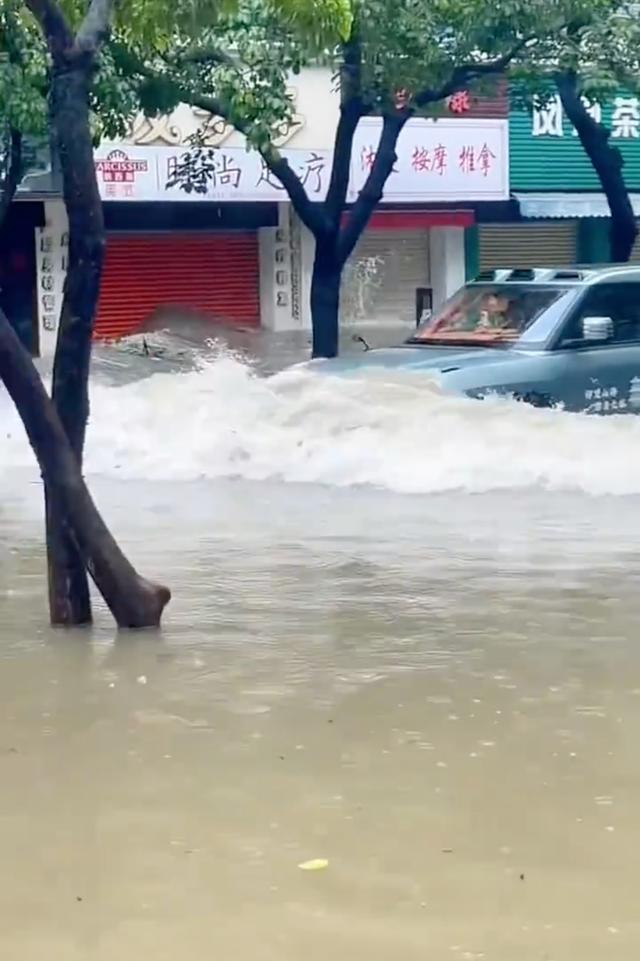 台风天开百万U8溅水虐店铺！珠海车主身份曝光，无辜公司急澄清珠海刚遭台风暴