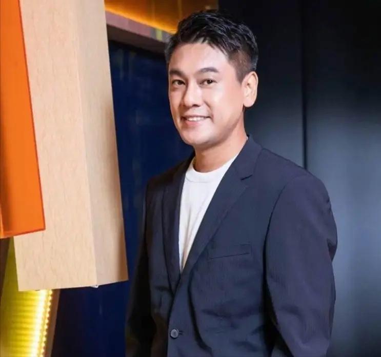 主持人问刘晓庆:“娱乐圈里，你最欣赏哪位男演员？”刘晓庆不假思索地说出了一个令所