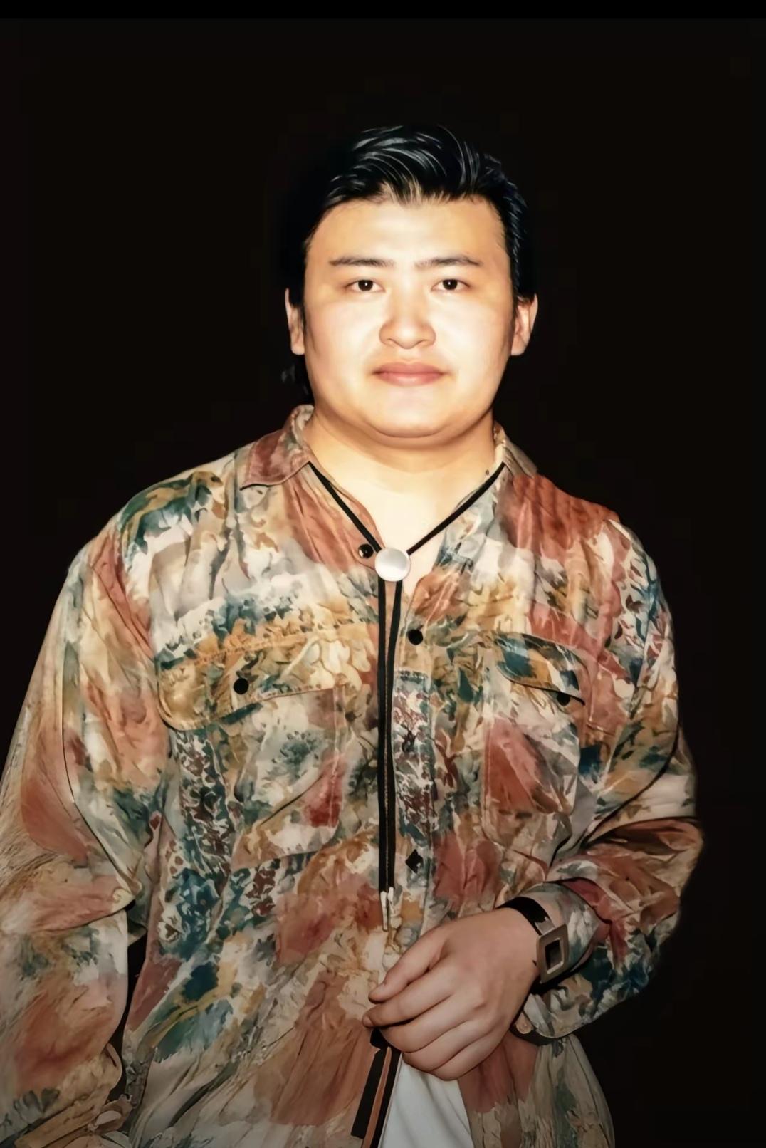 刘欢长着一张吃肉的嘴。我老妈81岁了，她不知道刘欢是谁，昨天晚上我把刘欢的这几张