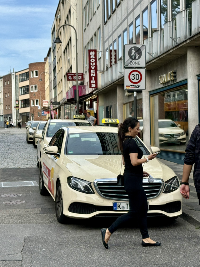 德国出租车全都奔驰E了？前两天在德国科隆和法兰克福拍的，路上的出租车机场比较多