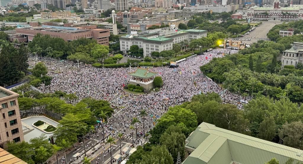 7月25日台北凯道“我是人、我反毒台”大型维权集会，创下近期台湾街头最震撼场面。