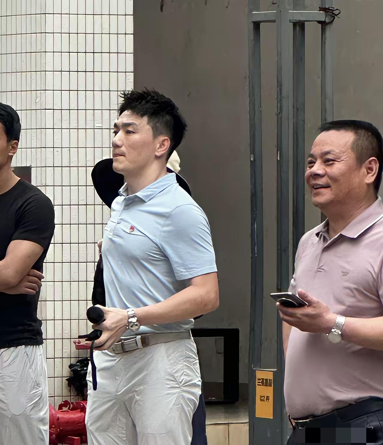 40岁，一身腱子肉，腹肌抢镜！何捷在广州大学演练场的一幕，狠狠撕碎了“女星下嫁”