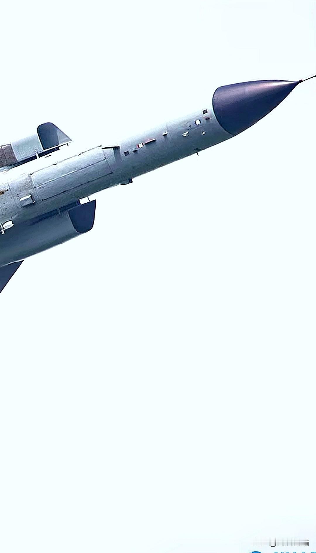 歼轰-7A（飞豹）设有两个翼尖挂点，通常挂载近距格斗空空导弹，不过一般挂载