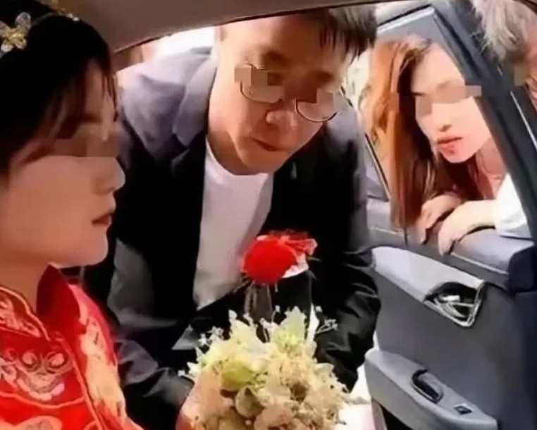 刚去查了一下重庆某场婚礼，​真是不查不知道，一查才知道！！重庆这场婚礼，