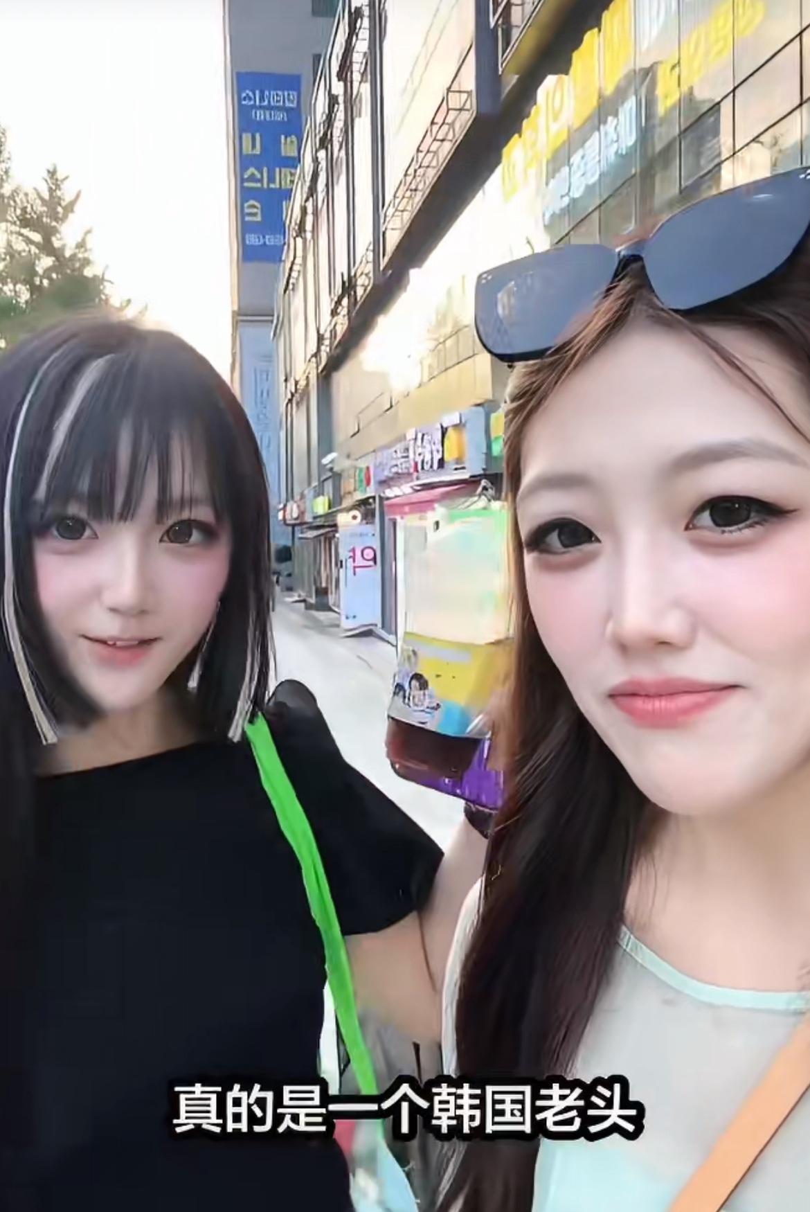 中国游客被韩国老头诬蔑乱扔垃圾，霸气回击让老头吃瘪无话可说老头指着地上的垃圾