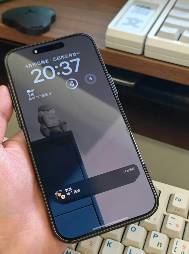 iPhone已经变成我最不爱用的数码产品了，从上个月钢化膜被硌碎一直没换就能看