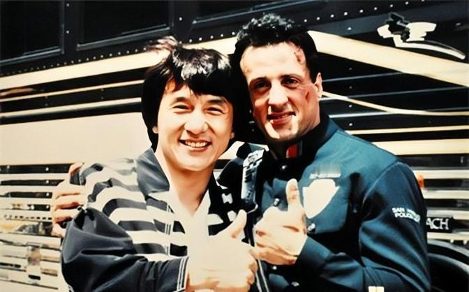 2009年，史泰龙给成龙打电话说：“嗨，JackieChan，给你1亿，帮我拍