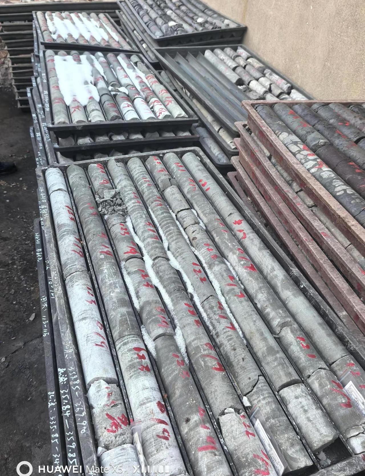 煤矿底下藏着一块“金矿”——铝资源，却一直被埋藏在深层泥土中，难以开发。如今，