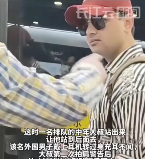 谁来了都一样！一外国男子地铁插队，女生好心用英语劝说，他却冲女生说到：“我不是中