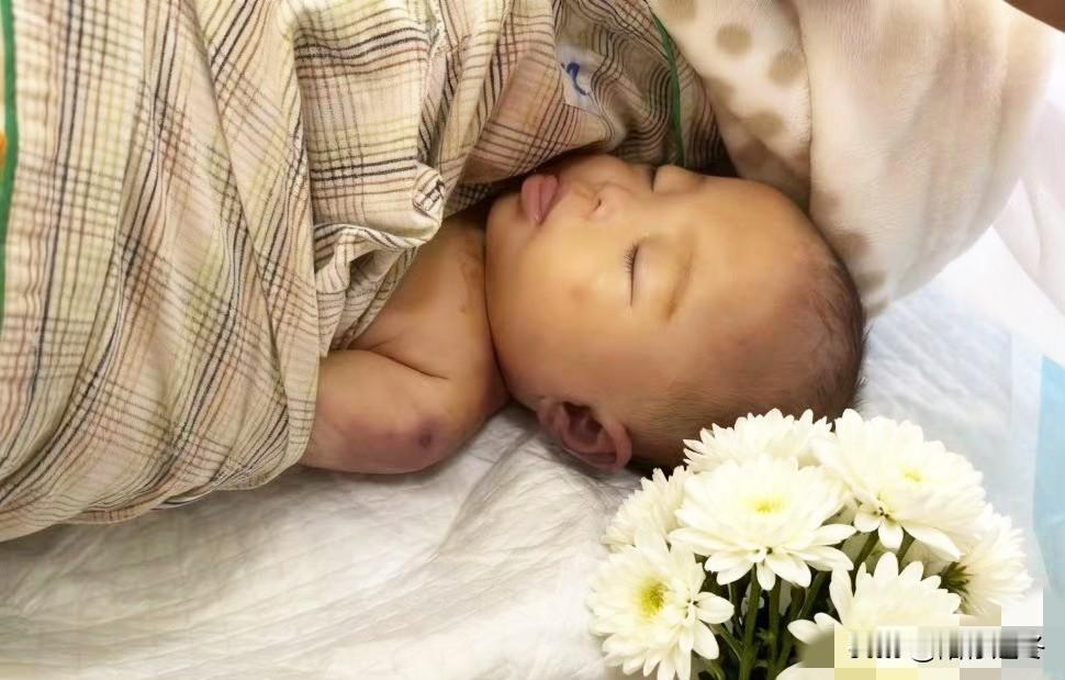 临走前宝宝一定在找妈妈，眼角还有泪水[大哭]看了前因后果，这明显就是医疗事故，