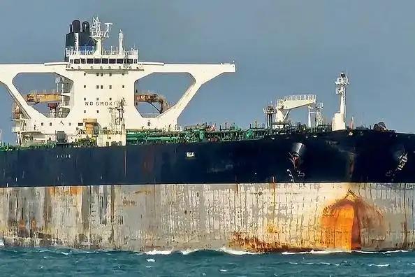 当着俄罗斯核潜艇的面美国强行扣押了俄罗斯油轮，也反映了潜艇的局限性，不能开火的情