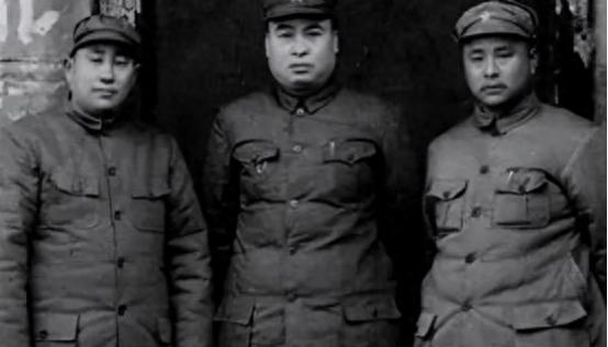 1936年，一位老大娘上山采野果，突然发现一大群苍蝇在草丛上“嗡嗡嗡”盘旋，她没