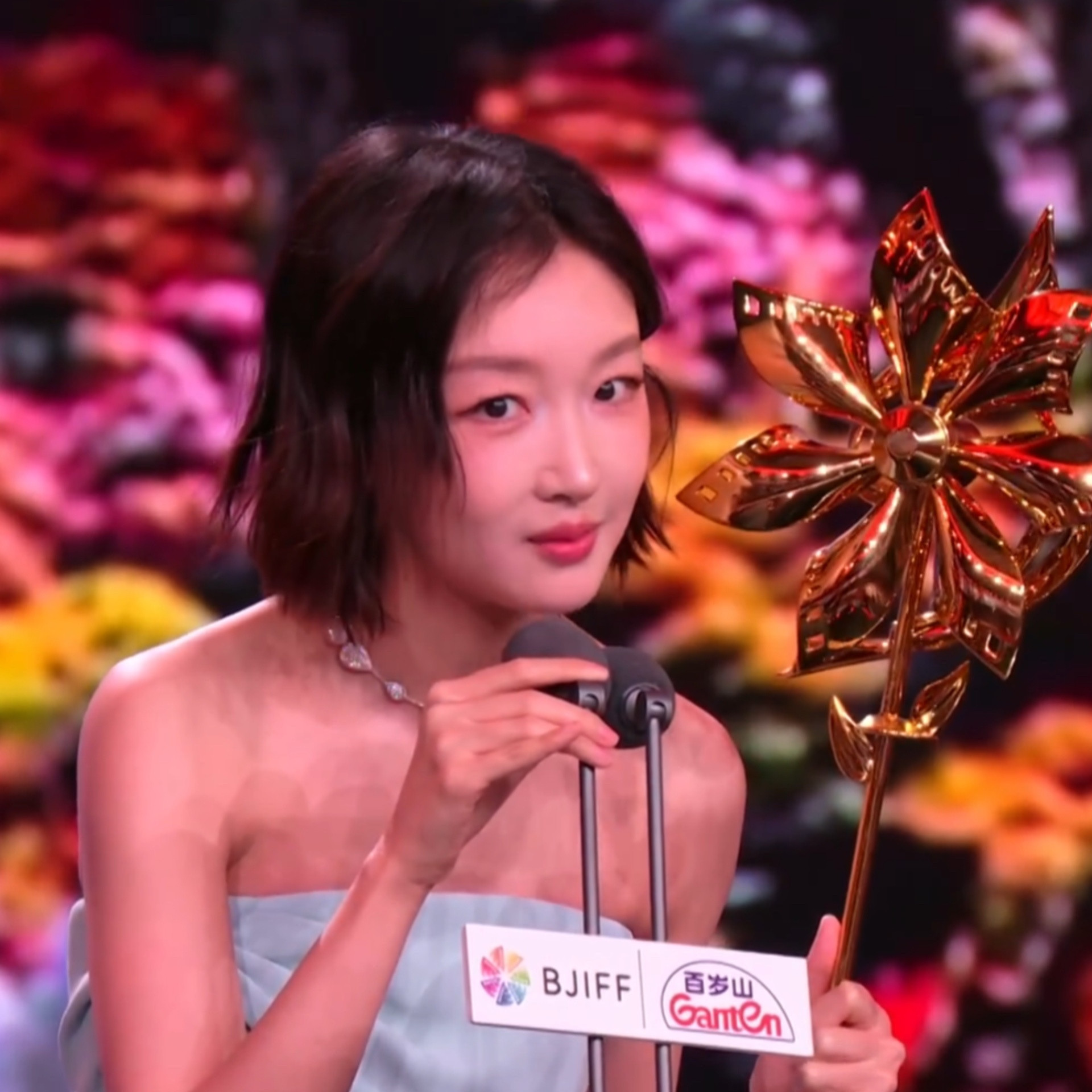 周冬雨粉裙短发春天和周冬雨有个约会，这句话挺适合她的。北影节开幕式的妆造清透大