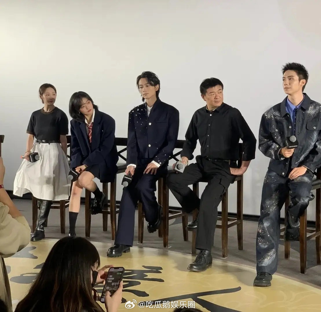 陈晓现身新剧发布会，不过这也太瘦了吧，感觉整个人都好单薄！不知道是为了拍戏角色需