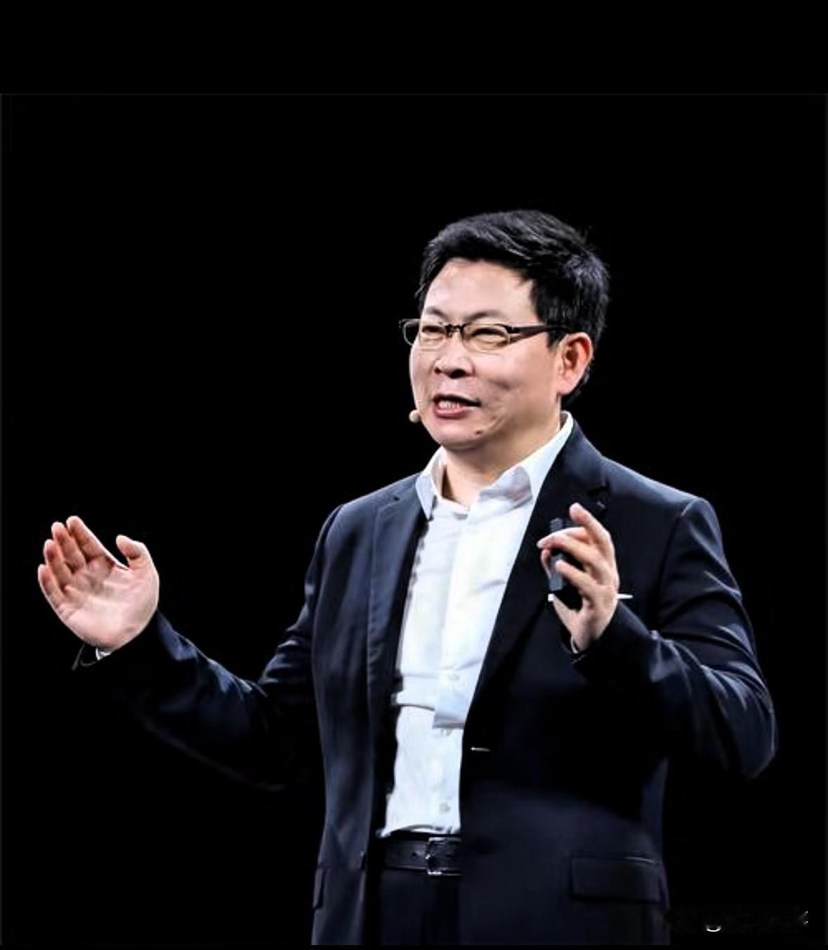 余承东这张嘴，确实敢讲。他说华为就算去卖袜子、做桌椅，也能干成世界级。台下没